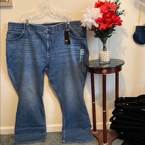 NWT Lee Women's Classic Boot Cut Jeans Mid Rise With Ultra Lux Comfort Waist 28M